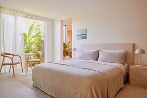 Standard - King Ground Floor no Balcony | Minibar, skrivebord, skrivebord for bærbar PC og lydisolert