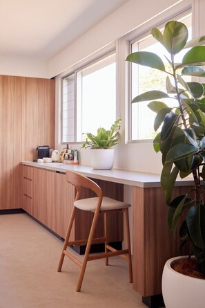 Hinterland - King Suite First Floor | Minibar, desk, laptop workspace, soundproofing - The Hide Byron Bay (Byron Bay)
