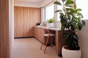 Hinterland - King Suite First Floor | Minibar, desk, laptop workspace, soundproofing - The Hide Byron Bay (Byron Bay)