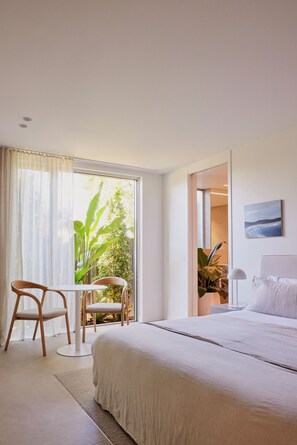 Minibar, desk, laptop workspace, soundproofing - The Hide Byron Bay (Byron Bay)