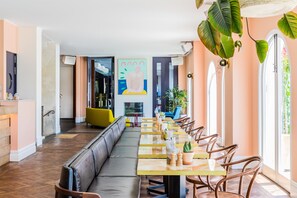 Restaurant - Hotel Ravesis (Bondi Beach)