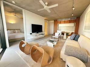 Pipi Apartment Level 4 | Living area | 45-inch Smart TV with digital channels, TV, streaming services - Hotel Ravesis (Bondi Beach)