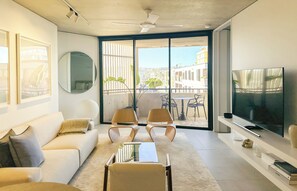 公寓 | 起居区 | 45-英寸智能电视（配备数码频道）、电视、流媒体服务