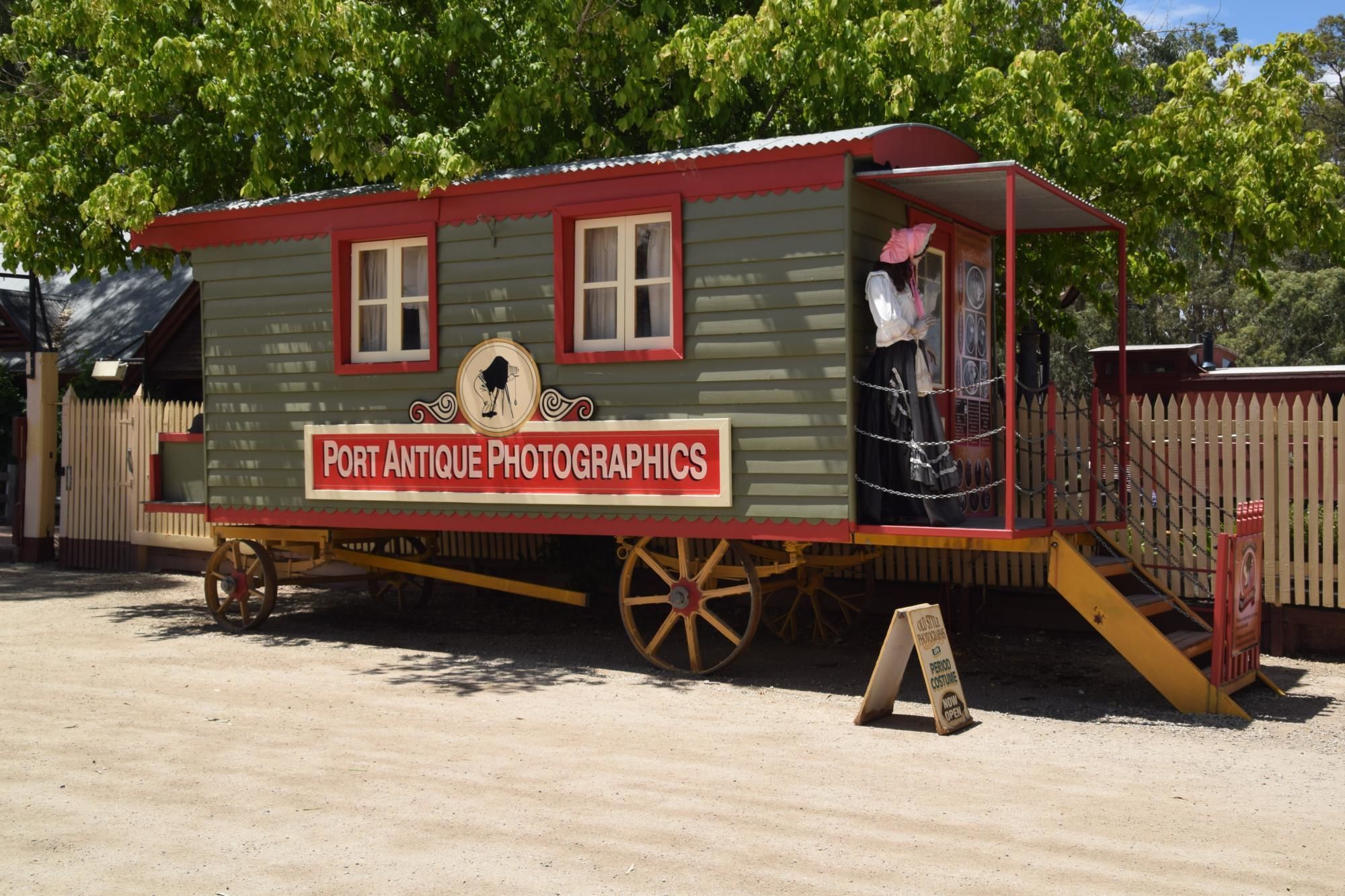 Un bâtiment à l’architecture d’époque, portant l’inscription « Port Antique Photographs », avec un porche et un petit marchepied menant à l’entrée.