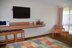 Queen Deluxe | Iron/ironing board, free WiFi, bed sheets - Big River Motel (Echuca)