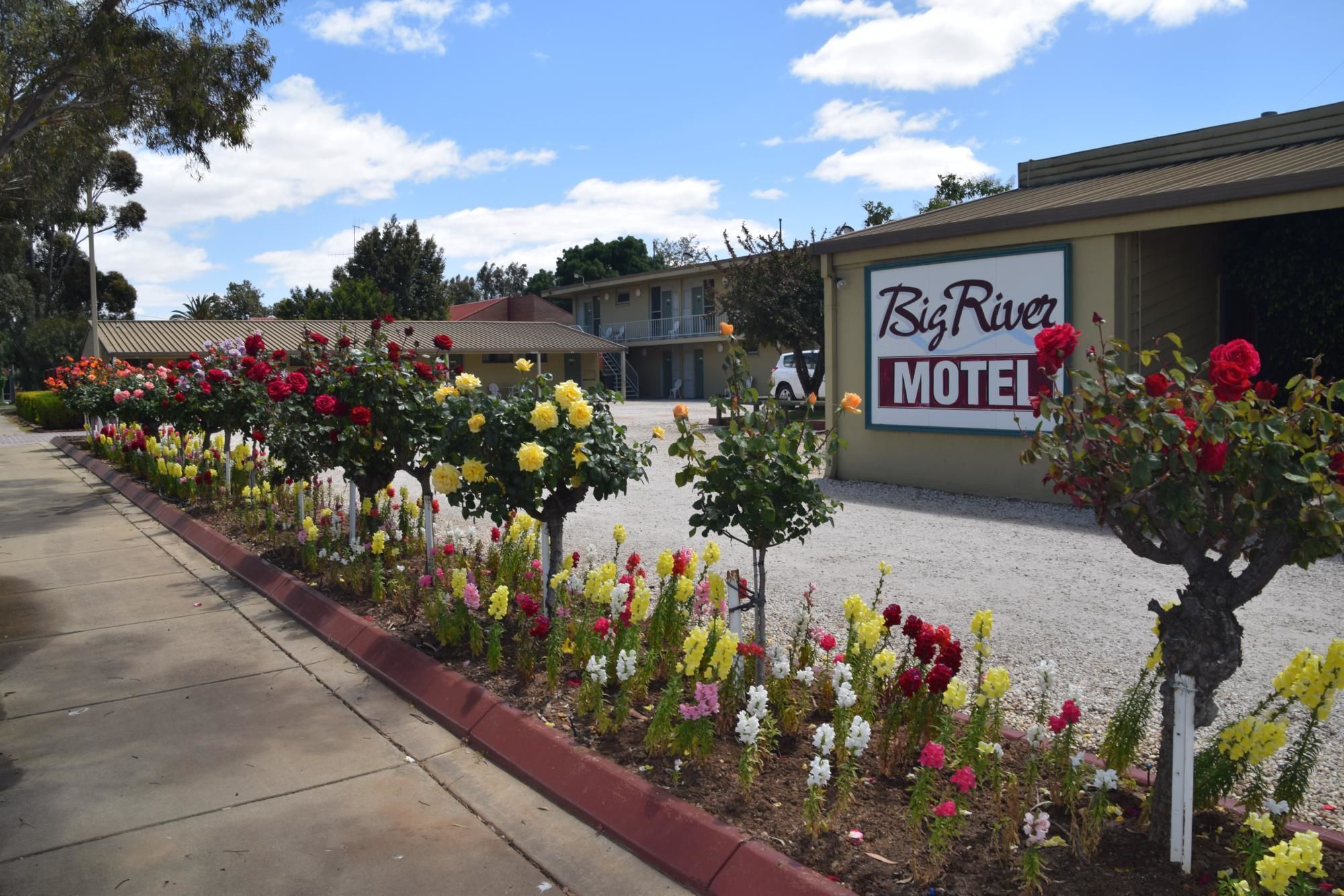 Un motel appelé « Big River Motel », avec une enseigne.