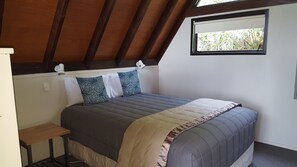 Alpehytte – signature, flere senger, sjøutsikt | Oppholdsområde | En 32-tommers TV med Parabol-TV