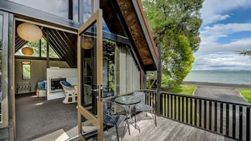 Chalé com design assinado, sacada, vista para o mar | Sacada