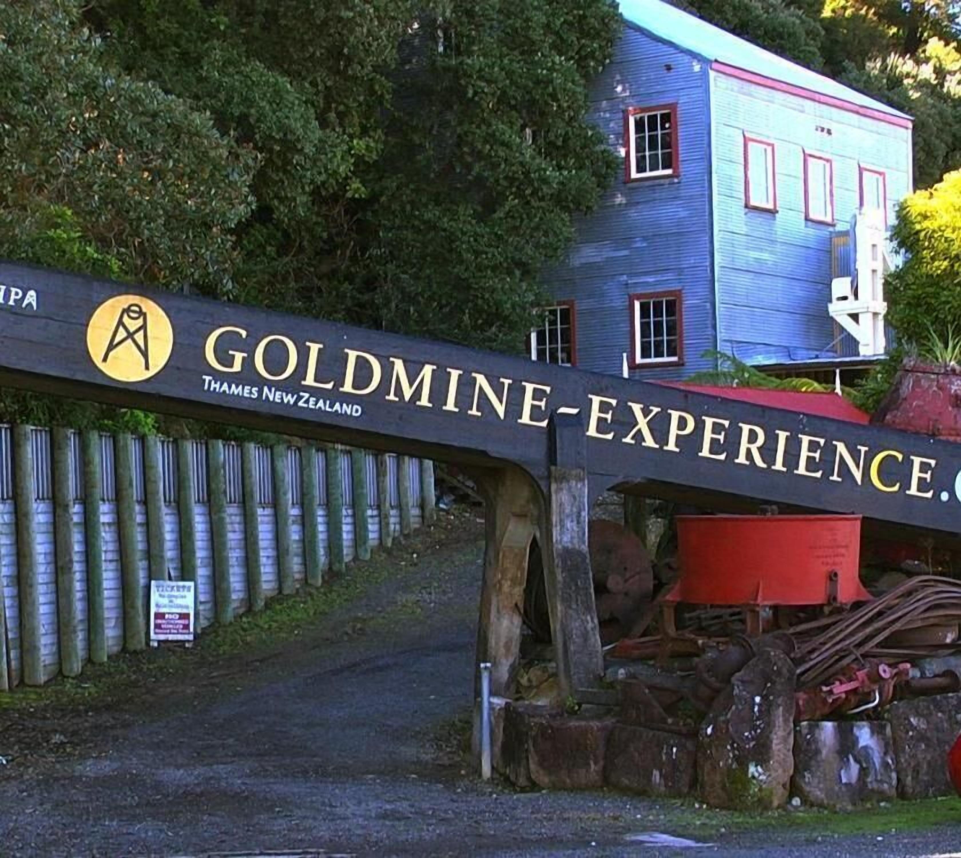 Naamplaatje voor Goldmine Experience in Thames, Nieuw-Zeeland.