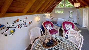 Signature Chalet, Balcony, Sea View | Living area