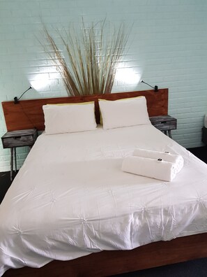 Individually decorated, individually furnished, iron/ironing board - Lancelin Sands Hotel (Lancelin)