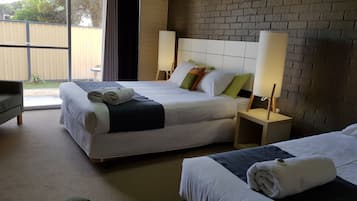 Habitación estándar, balcón (Ground Floor Triple) | Decoración individual y mobiliario individual