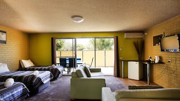 家庭房, 无烟房, 阳台 (Family room) | 特色装修、特色家居、熨斗/熨板、免费婴儿床