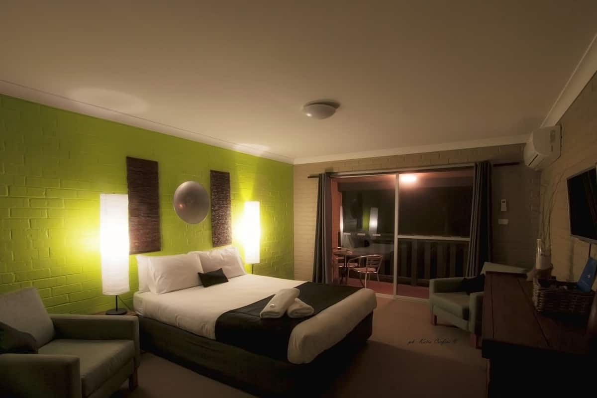 Room, 1 Queen Bed, Balcony | Iron/ironing board (on request), cribs (free), WiFi (free)