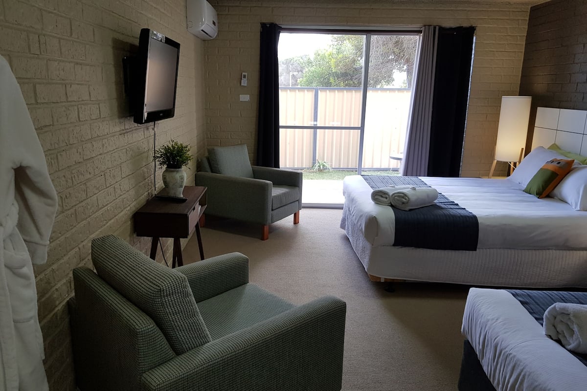 Ground Floor Triple | Iron/ironing board (on request), cribs (free), WiFi (free)