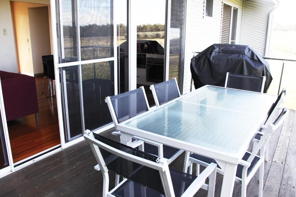 Cocina mediterránea, restaurante con mesas al aire libre 