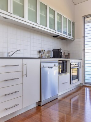 Grand réfrigérateur, micro-ondes, four, plaque de cuisson