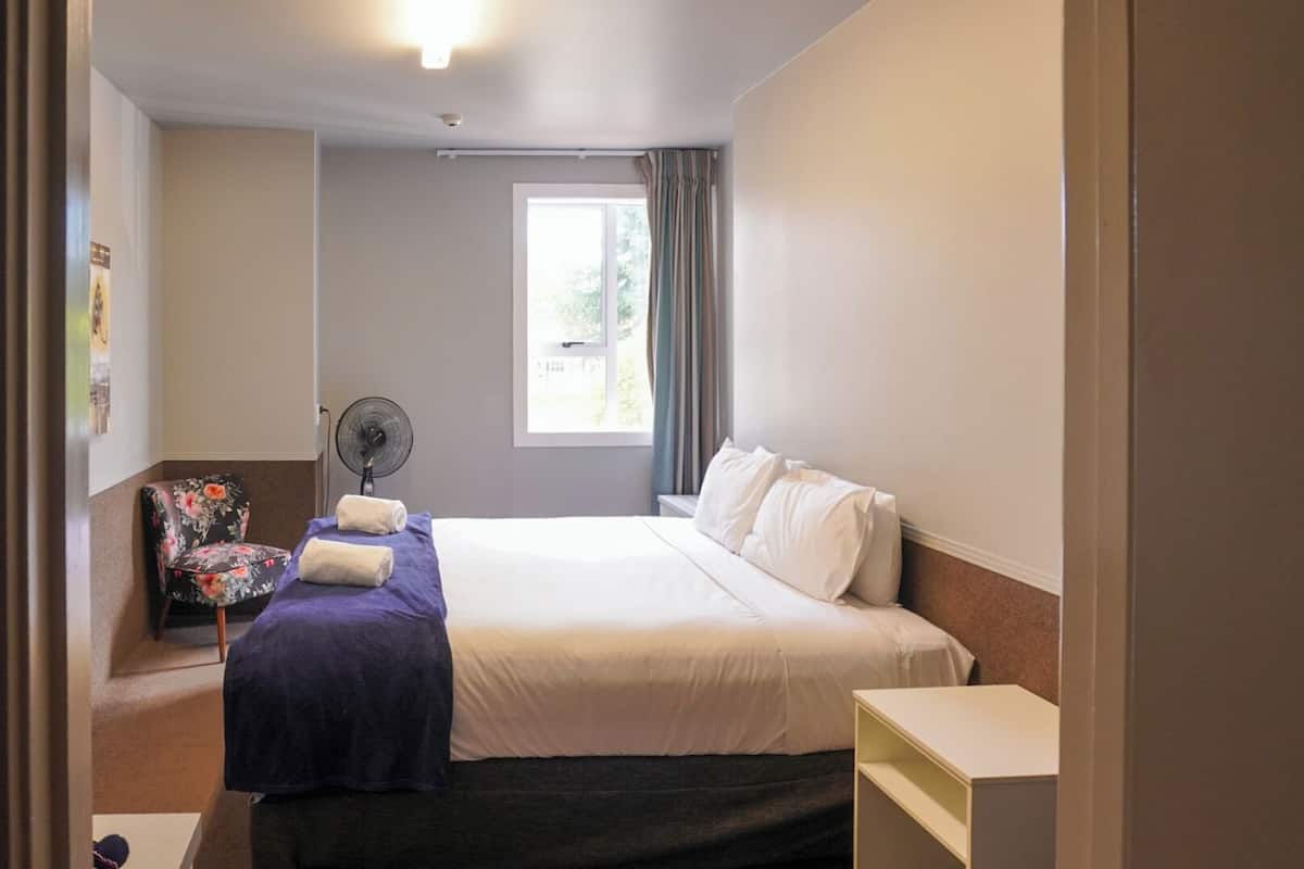 Quarto clássico, 1 cama King | Quartos à prova de som, Wi-Fi de cortesia, roupa de cama