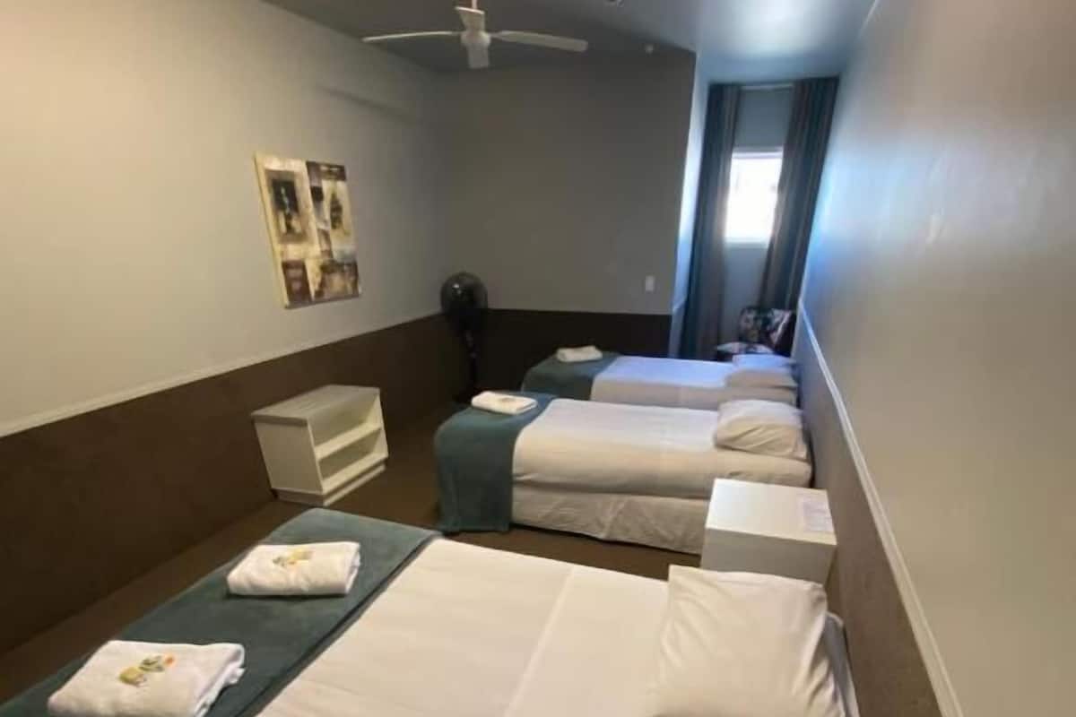 Quartos à prova de som, Wi-Fi de cortesia, roupa de cama