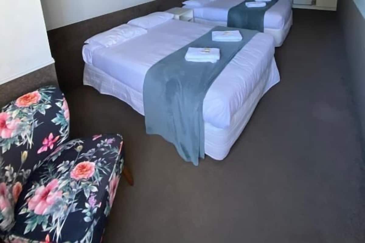 Quarto clássico, 2 camas Queen | Quartos à prova de som, Wi-Fi de cortesia, roupa de cama