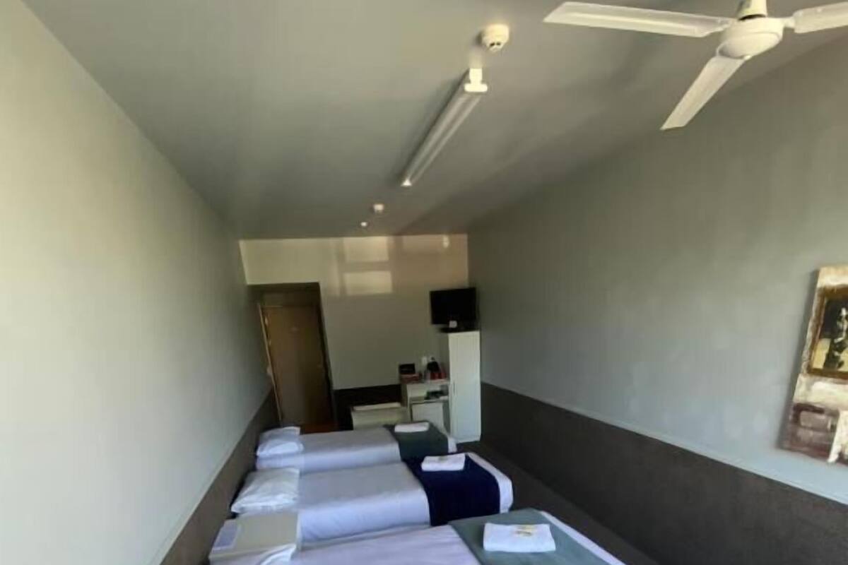 经典四人房, 多张床 | 隔音、免费 WiFi、床单