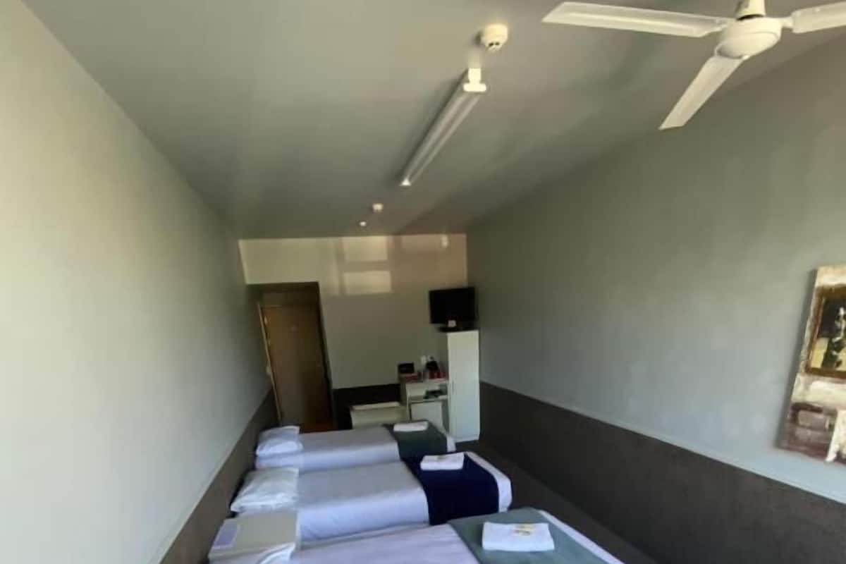 Quarto quádruplo clássico, várias camas | Quartos à prova de som, Wi-Fi de cortesia, roupa de cama