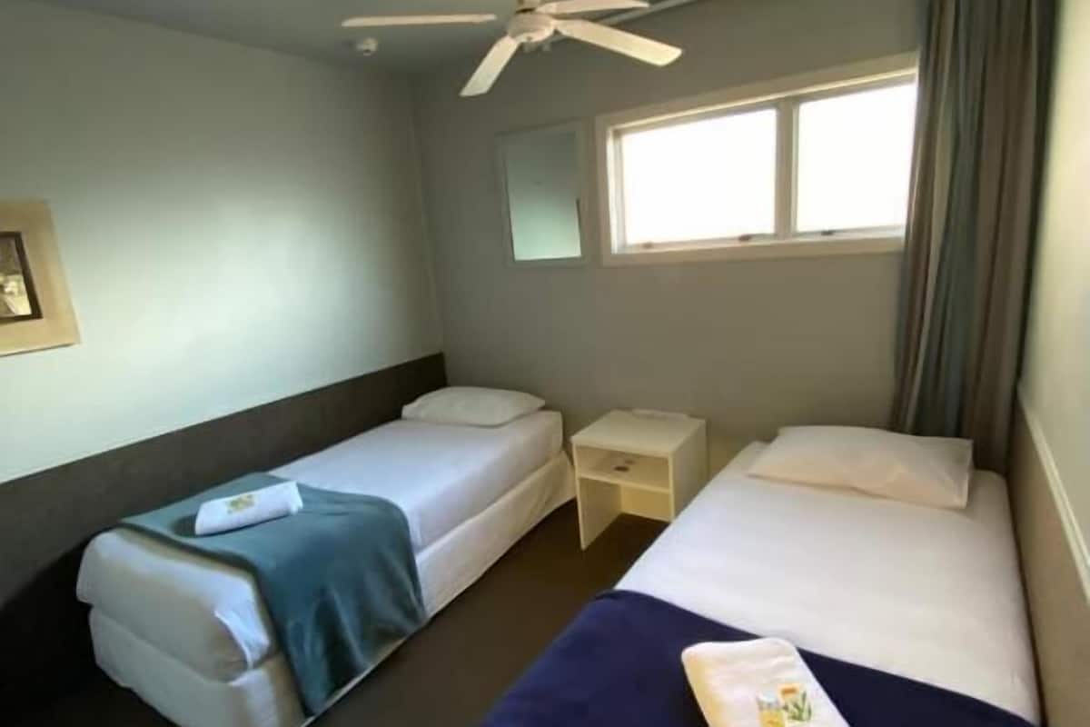 Quarto duplo básico, 2 camas de solteiro | Quartos à prova de som, Wi-Fi de cortesia, roupa de cama