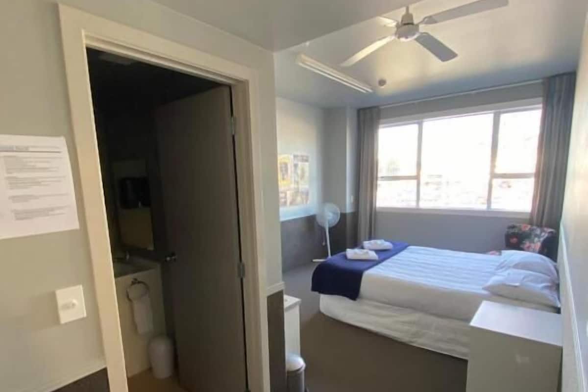 Quarto clássico, 1 cama de casal | Quartos à prova de som, Wi-Fi de cortesia, roupa de cama