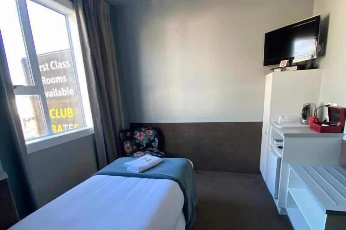 Quarto básico, 1 cama de solteiro | Quartos à prova de som, Wi-Fi de cortesia, roupa de cama