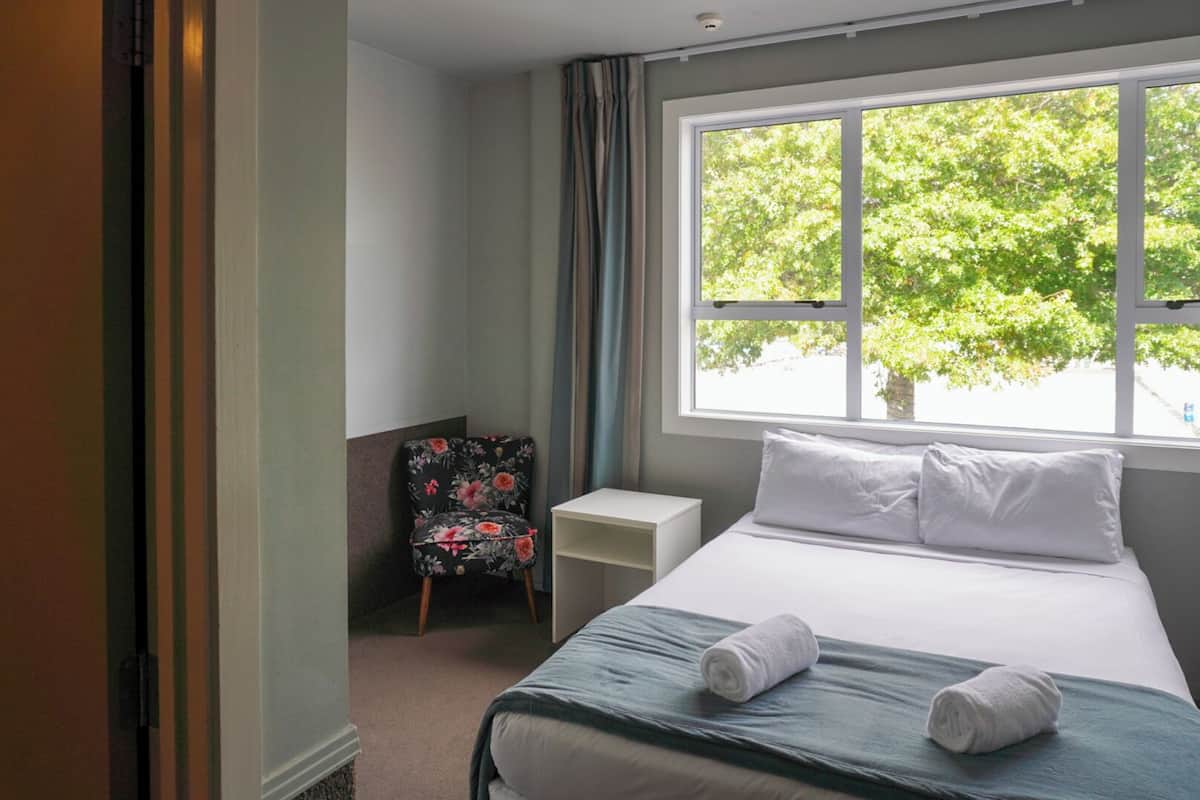 Quarto clássico, 1 cama Queen | Quartos à prova de som, Wi-Fi de cortesia, roupa de cama