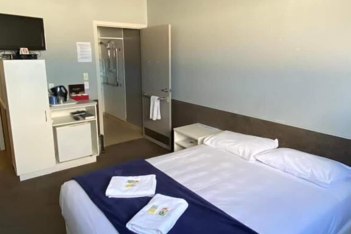 Quarto clássico, 1 cama King, acessível para pessoas com deficiência física | Quartos à prova de som, Wi-Fi de cortesia, roupa de cama