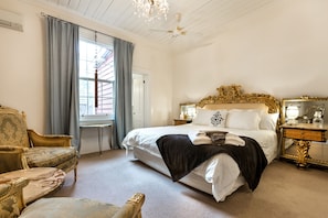 Luxe suite, 1 kingsize bed, niet-roken | Lakens van Egyptisch katoen, luxe beddengoed, een kluis op de kamer
