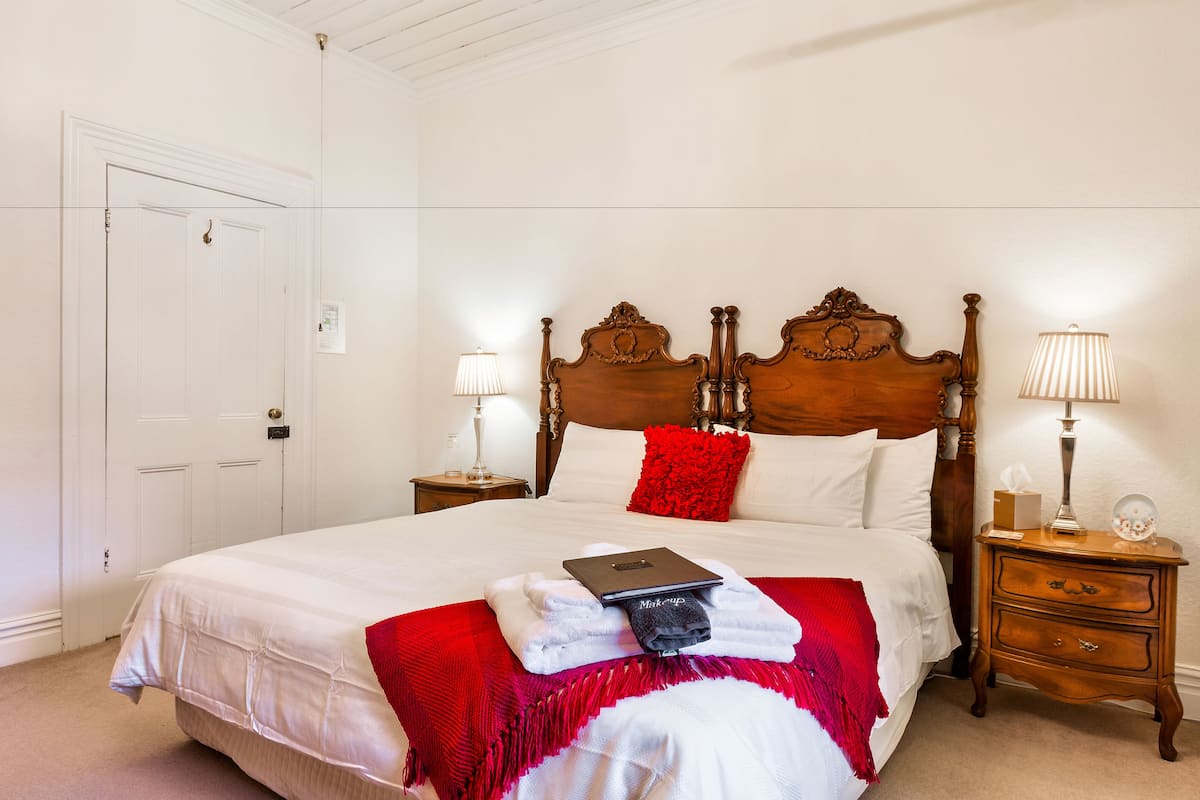 Egyptian cotton sheets, premium bedding, in-room safe