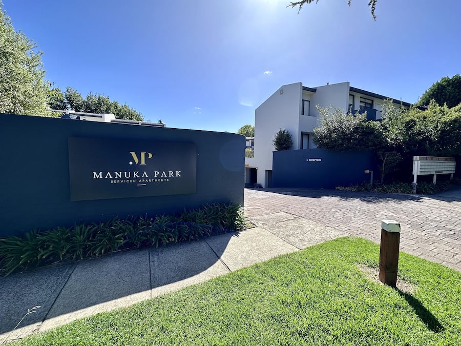 Señal para los apartamentos turísticos Manuka Park, con zona de recepción.