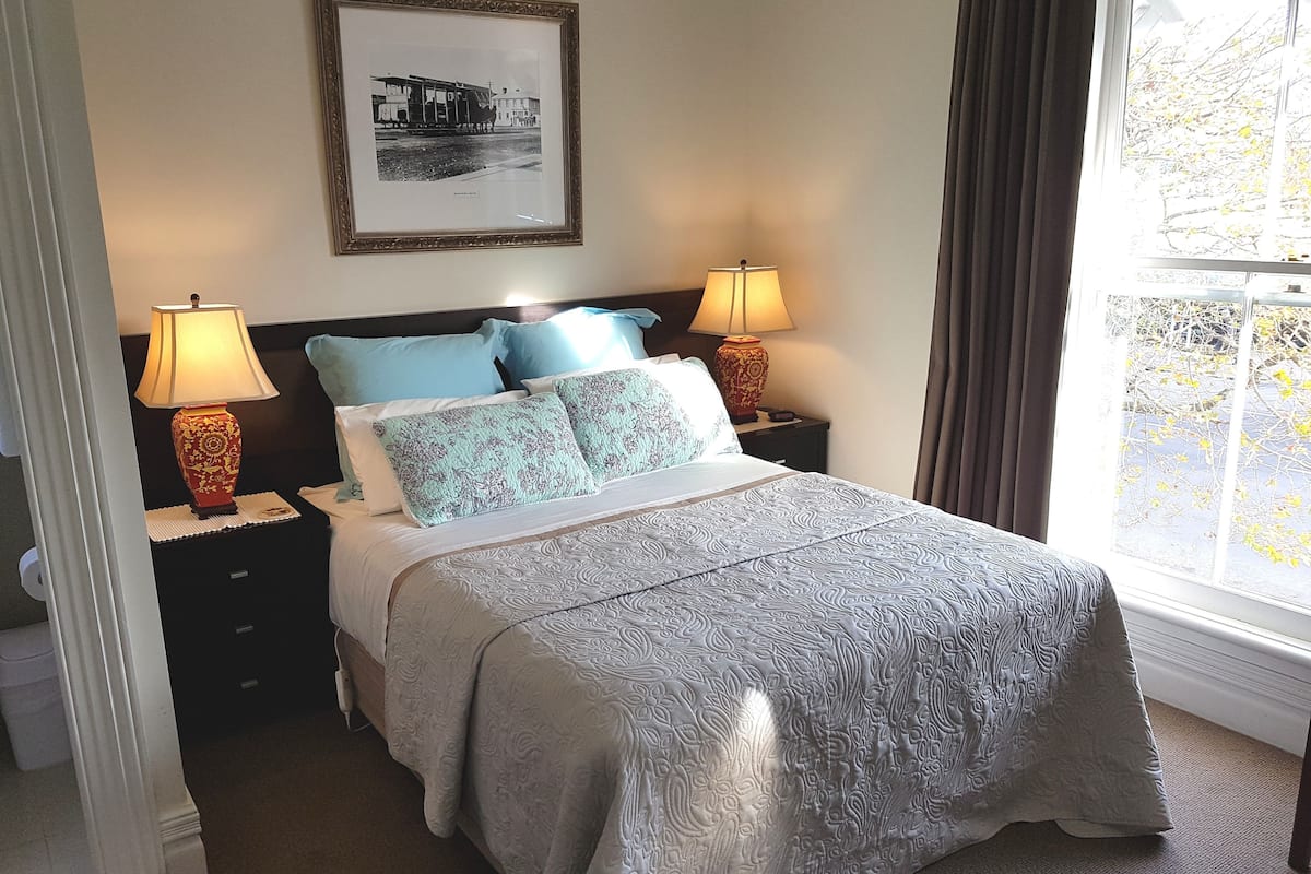 Chambre Premium, 1 grand lit, salle de bains attenante