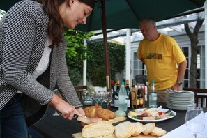 Outdoor dining - Ponsonby Manor (Auckland)