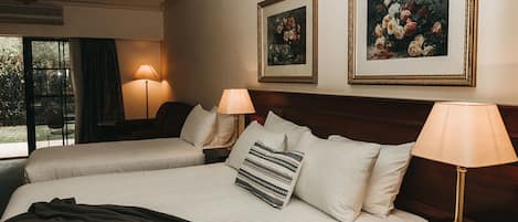 Habitación superior con 1 cama doble o 2 individuales, varias camas, cocina básica, planta baja | Escritorio, espacio para trabajar con un portátil, cortinas opacas