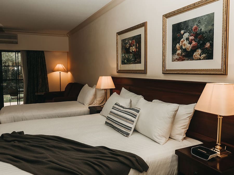 Superior dubbelrum eller tvåbäddsrum - flera sängar - pentry - bottenvåning | Skrivbord, arbetsyta för laptop och mörkläggningsgardiner