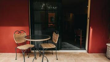 Deluxe Double Room, 1 Queen Bed, Kitchenette, Courtyard Area