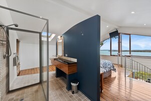 Bañera y ducha independientes, secador de pelo, toallas