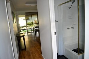 Shower, towels - Villa Coolum (Coolum Beach)