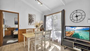 Deluxe villa | Woonruimte | Smart-tv en een stereo