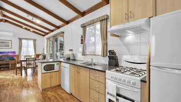 Three Bedroom Superior Villa | 私人廚房 | 大型冰箱、微波爐、爐台、咖啡機/沖茶器