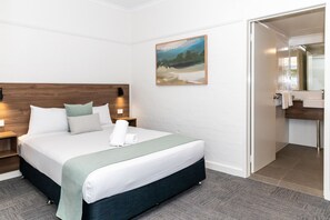 Habitación estándar, baño privado | Escritorio, cortinas opacas, tabla de planchar con plancha y wifi gratis