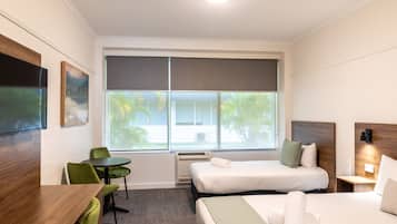 Camera Standard, letti multipli, bagno privato | Una scrivania, tende oscuranti, ferro/asse da stiro, Wi-Fi gratuito