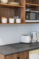 Double Room, Ensuite Bathroom | Desk, blackout drapes, iron/ironing board, free WiFi