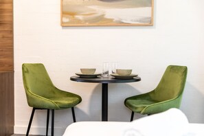 Queen + Single Room with Ensuite | Desk, blackout drapes, iron/ironing board, free WiFi - Salisbury Hotel (Salisbury)