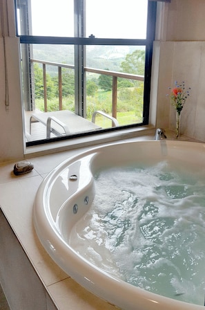 Premium Cottage, Kingfisher  | Jetted tub
