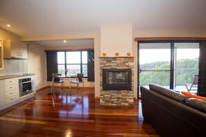 Superior Cottage, Black Cockatoo  | In-room dining