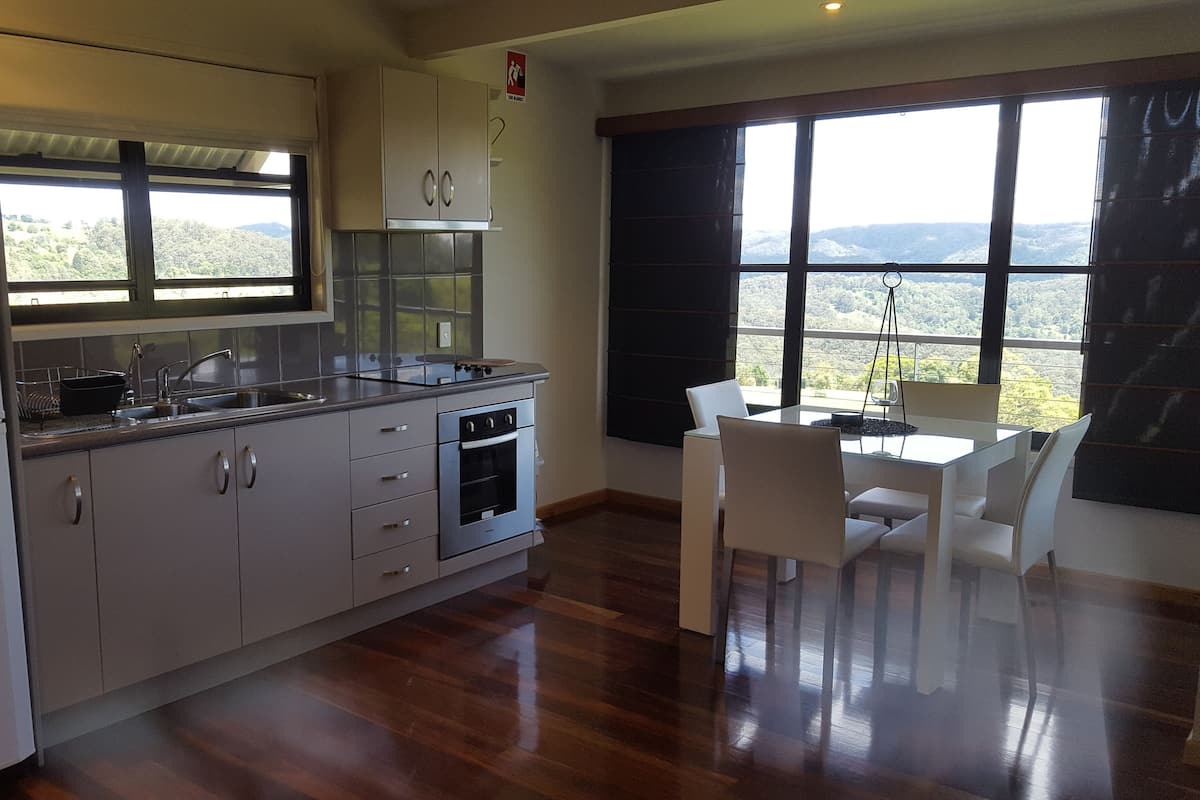 Casa de campo Deluxe | Cocina privada | Refrigerador con congelador, microondas, horno y parrilla de estufa